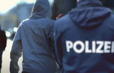 Viyana'da 14 Yaşındaki Çocuk Soyuldu, Polisler de Hastanelik Oldu Viyana'da 14 Yaşındaki Çocuk Soyuldu, Polisler de Hastanelik Oldu
