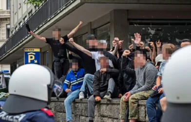 Viyana’da Aşırı Sağcı Gösteri Sonrası Neonaziler Yine Saldırdı: İki Müzisyen Yaralandı Viyana’da Aşırı Sağcı Gösteri Sonrası Neonaziler Yine Saldırdı: İki Müzisyen Yaralandı