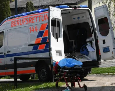 Viyana’da Feci Kaza: Badner Bahn Otomobile Çarptı, Sürücü Hayatını Kaybetti