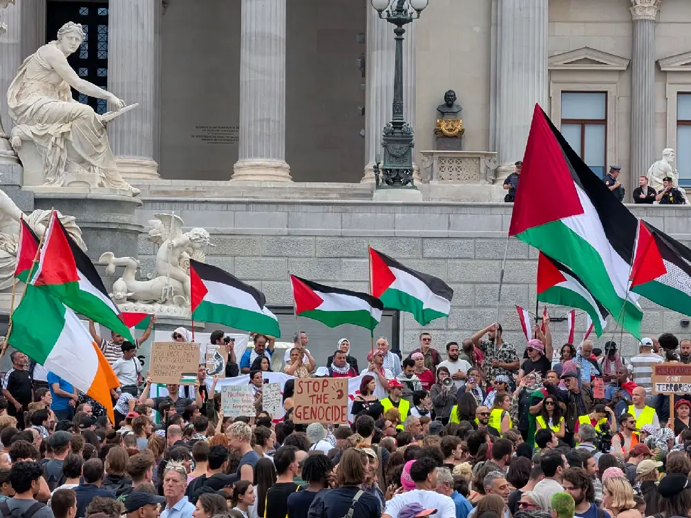 Viyana’da Gazze Protestosunda Gerginlik: Radikaller Gösteriyi Bölmeye Çalıştı Viyana’da Gazze Protestosunda Gerginlik: Radikaller Gösteriyi Bölmeye Çalıştı