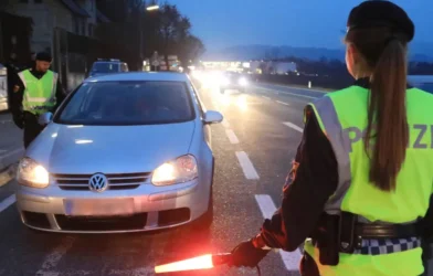 Viyana’da Gürtel Caddesi’nde Kaçak Sokak Yarışı Polis Tarafından Durduruldu Viyana’da Gürtel Caddesi’nde Kaçak Sokak Yarışı Polis Tarafından Durduruldu