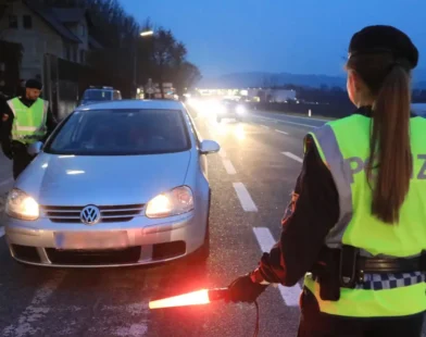 Viyana’da Gürtel Caddesi’nde Kaçak Sokak Yarışı Polis Tarafından Durduruldu