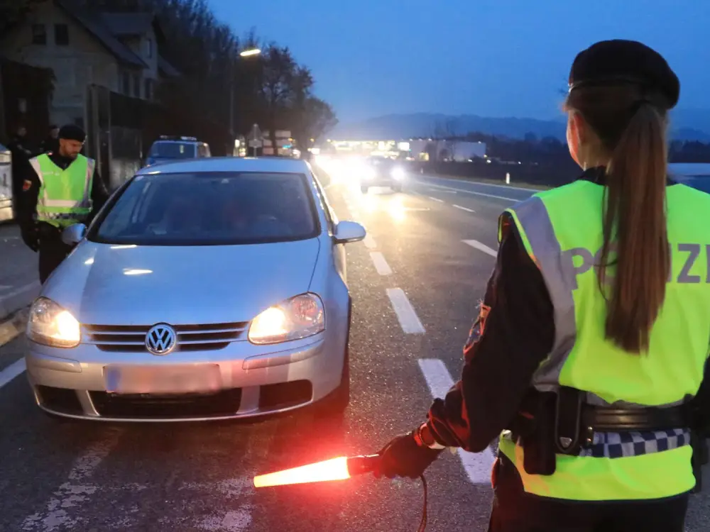 Viyana’da Gürtel Caddesi’nde Kaçak Sokak Yarışı Polis Tarafından Durduruldu Viyana’da Gürtel Caddesi’nde Kaçak Sokak Yarışı Polis Tarafından Durduruldu