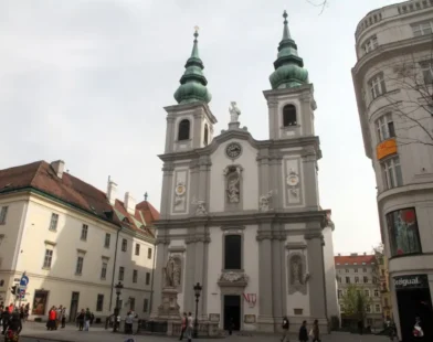 Viyana’da Kilisede Olay Çıkaran Suriyeli, Polis Memuruna Saldırdı