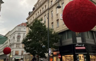 Viyana’da Noel Hazırlıkları Başladı: İlk Işıklar Yanıyor Viyana’da Noel Hazırlıkları Başladı: İlk Işıklar Yanıyor