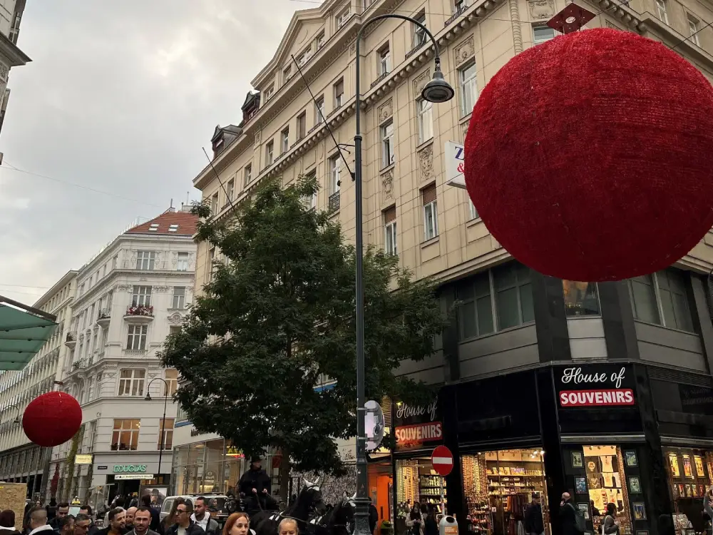 Viyana’da Noel Hazırlıkları Başladı: İlk Işıklar Yanıyor Viyana’da Noel Hazırlıkları Başladı: İlk Işıklar Yanıyor