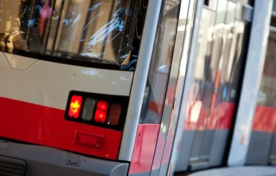 Viyana’da Trafik Kazası: Tramvay ve Dört Araç Çarpıştı Viyana’da Trafik Kazası: Tramvay ve Dört Araç Çarpıştı