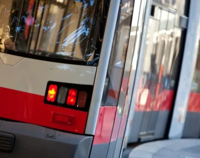 Viyana’da Trafik Kazası: Tramvay ve Dört Araç Çarpıştı