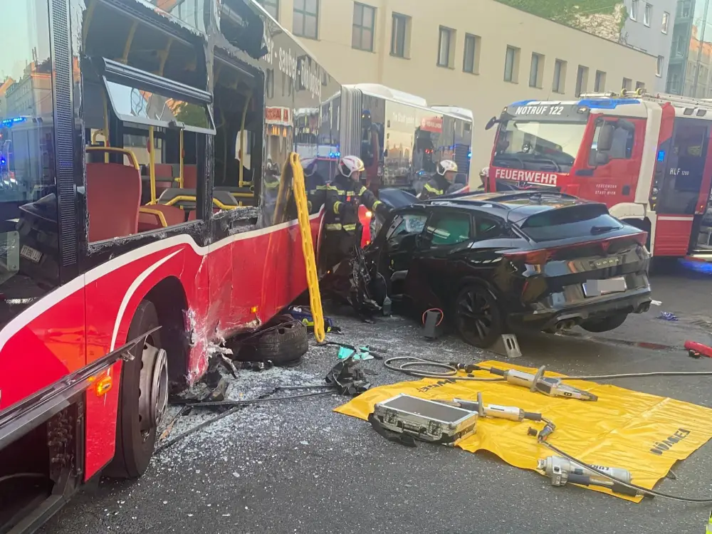 Viyana'da Uyuşturucu Etkisi Altında Kaçış: Otobüse Çarpan Genç Ağır Yaralandı Viyana'da Uyuşturucu Etkisi Altında Kaçış: Otobüse Çarpan Genç Ağır Yaralandı