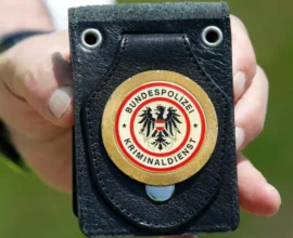 Yaşlı Kadını Gece Yarısı Uyandırıp Soydular: Sahte Polis Tuzağı!