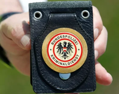 Yaşlı Kadını Gece Yarısı Uyandırıp Soydular: Sahte Polis Tuzağı!